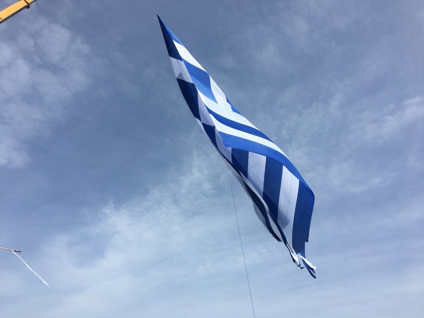25η Μαρτίου: Τεράστια σημαία υψώθηκε στο λιμάνι του Ηρακλείου