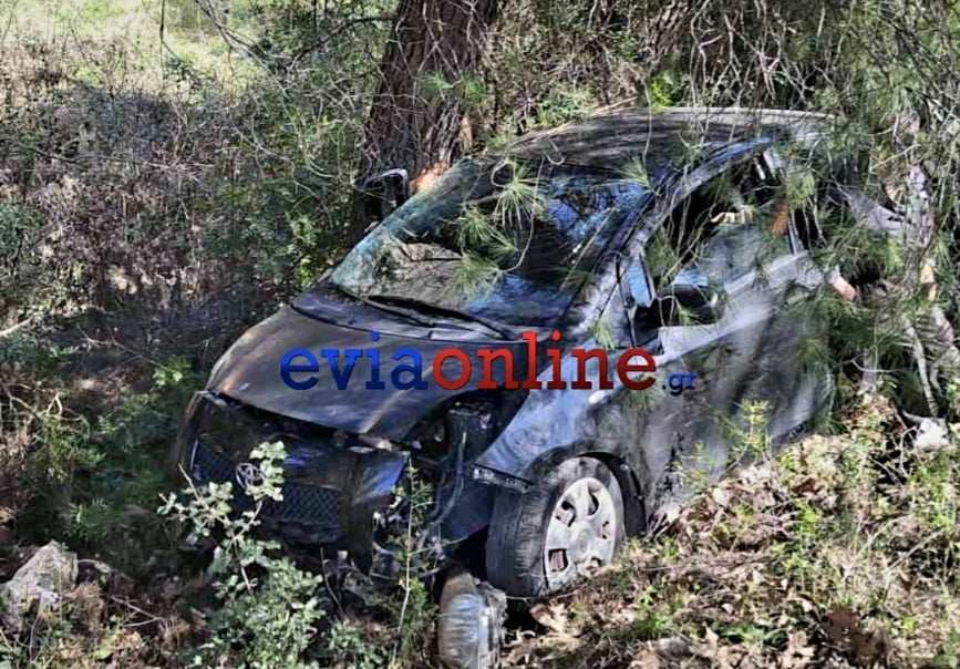 Τροχαίο ατύχημα σημειώθηκε το μεσημέρι της Παρασκευής ώρα στην θέση «Πεθαμένος» στα Ψαχνά στην Εύβοια, με αυτοκίνητο να έχει εκτραπεί της πορείας του για άγνωστους μέχρι στιγμής λόγους. Ο οδηγός του οχήματος απεγκλωβίστηκε από διερχόμενους που σταμάτησαν για να βοηθήσουν, ενώ ασθενοφόρο του ΕΚΑΒ και οχήματα της Πυροσβεστικής και της Αστυνομίας έσπευσαν άμεσα στο σημείο. Ο 67χρονος οδηγός απεγκλωβίστηκε τραυματισμένος και μεταφέρεται αυτή την ώρα στο Νοσοκομείο Χαλκίδας με ασθενοφόρο του ΕΚΑΒ. ΠΗΓΗ: eviaonl