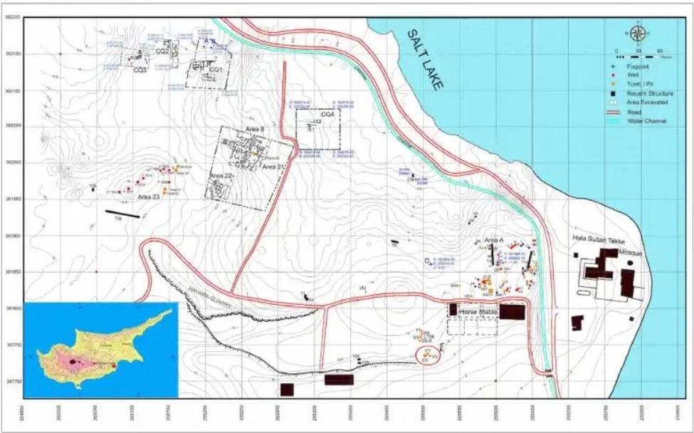 Έναν μινωικό χάλκινο καθρέφτη σε άθικτο τύμβο της Ύστερης Εποχής του Χαλκού, ανακάλυψαν ερευνητές. Ο καθρέφτης, χρονολογείται γύρω στο 1300 π.Χ. και είναι ένα μοναδικό κομμάτι στο ταφικό πλαίσιο της πόλης όπου βρέθηκε. Η ανακάλυψη έγινε στον αρχαιολογικό χώρο Χάλα Σουλτάν Τεκέ, στη νοτιοανατολική ακτή της Κύπρου, στην ευρύτερη περιοχή της Λάρνακας. Η τοποθεσία είναι γνωστή και ως Τζαμί της Ουμ Χαράμ. Οι ονομασίες δόθηκαν μετά την κατάκτηση της Κύπρου από τους Οθωμανούς. Η πόλη ήταν χτισμένη σε στρατηγικ