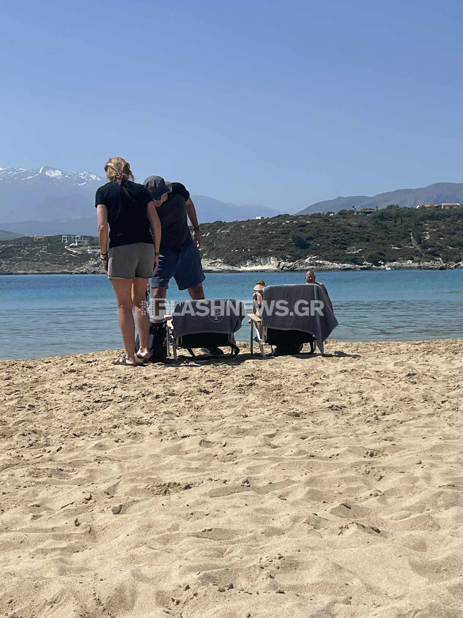 Μητσοτάκης: Στο Μαράθι στα Χανιά για ανοιξιάτικο μπάνιο μαζί με τη σύζυγό του