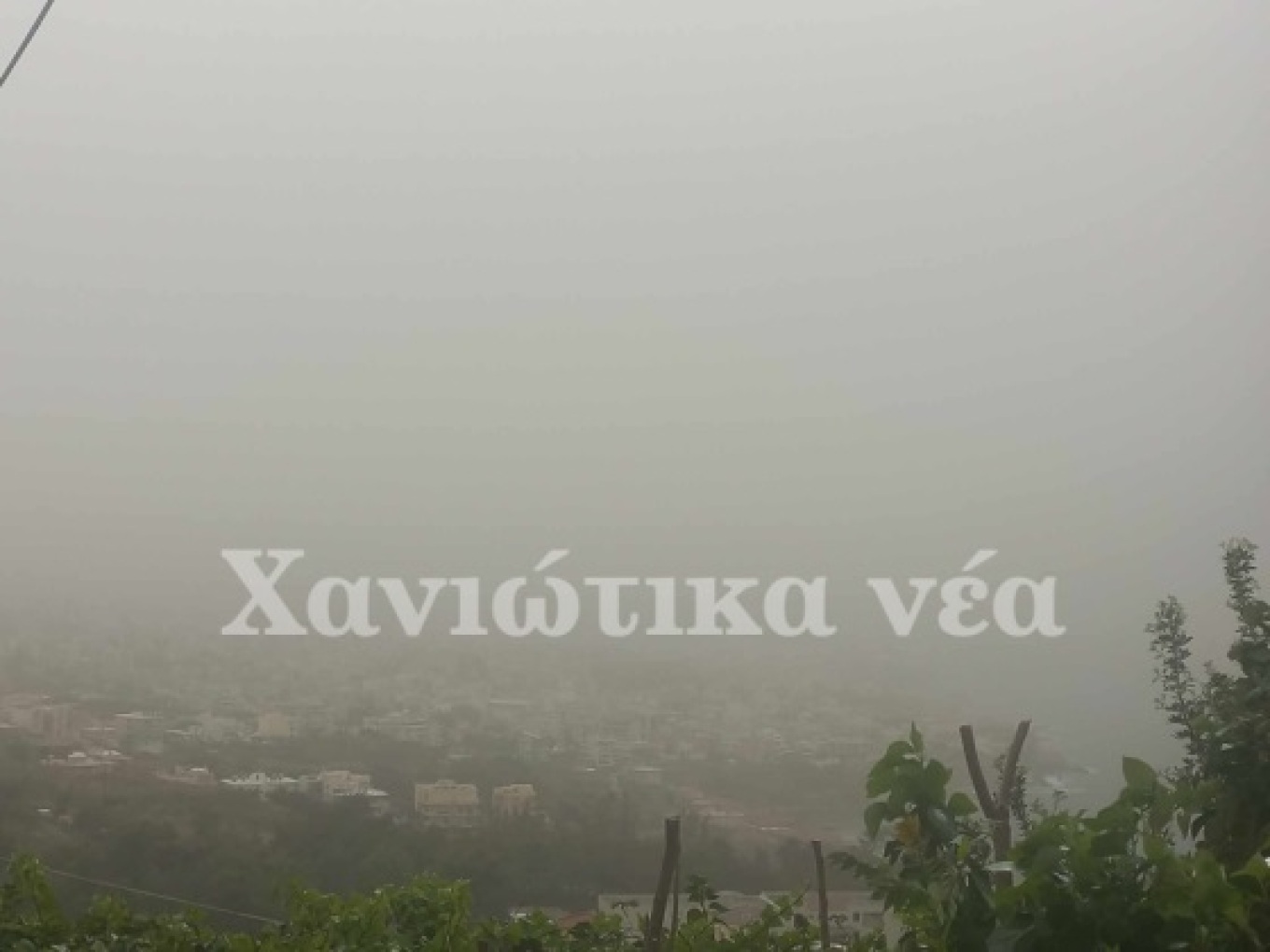 Τοπίο στην ομίχλη και στα Χανιά με την αφρικανική σκόνη να είναι έντονη και την ατμόσφαιρα αποπνικτική. Μάλιστα, σήμερα ο υδράργυρος στην πόλη ξεπέρασε τους 35 βαθμούς Κελσίου. xania1 xania2 xania3 Συγκεντρώσεις ρεκόρ στην Κρήτη Η Κρήτη και η Πελοπόννησος πλήττονται ιδιαίτερα από το κύμα μεταφοράς σκόνης από τη Σαχάρα, ενώ υψηλές είναι οι συγκεντρώσεις και στην Αττική, όπως είπε στο protothema.gr ο διευθυντής Ερευνών του Αστεροσκοπείου της Αθήνας, Κώστας Λαγουβάρδος. Είναι χαρακτηριστικό για την κατάστα