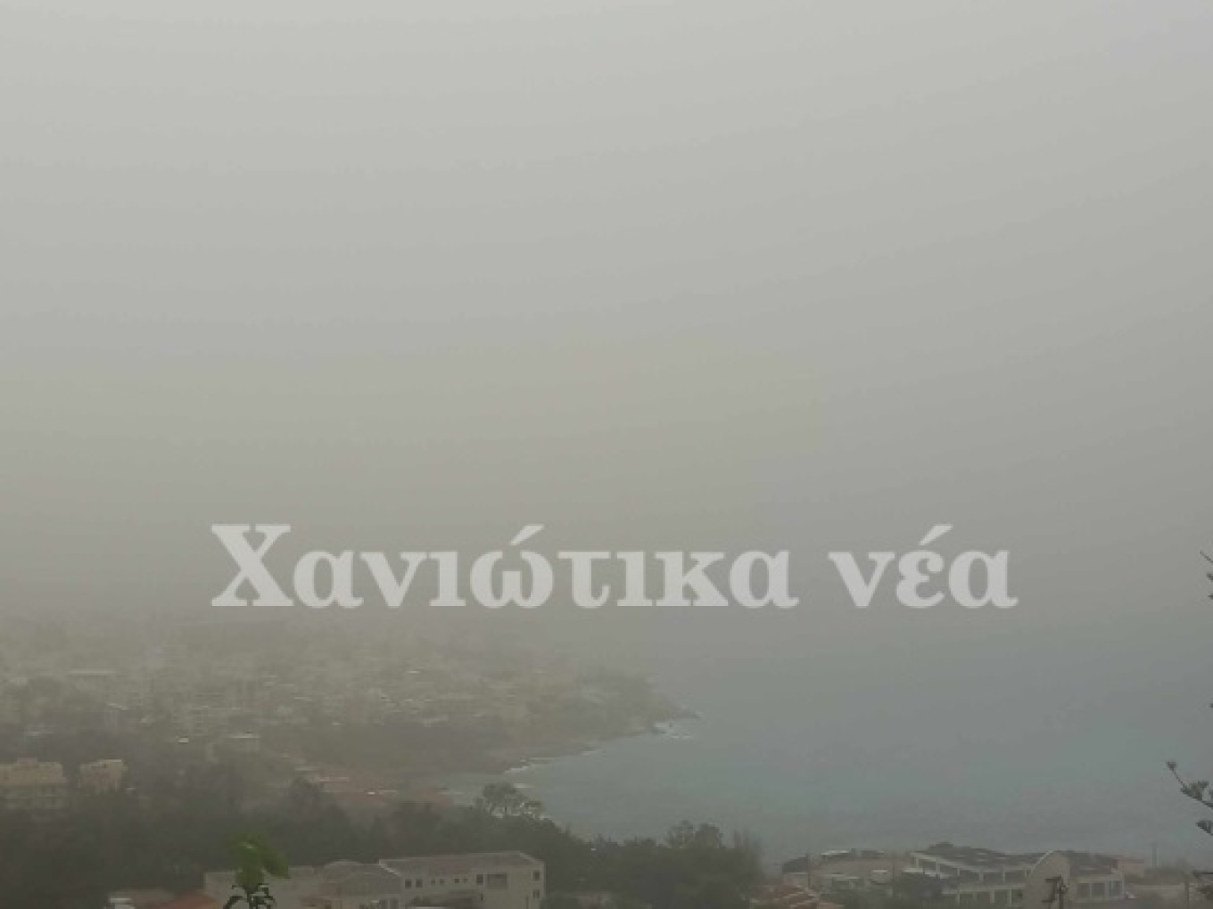 Τοπίο στην ομίχλη και στα Χανιά με την αφρικανική σκόνη να είναι έντονη και την ατμόσφαιρα αποπνικτική. Μάλιστα, σήμερα ο υδράργυρος στην πόλη ξεπέρασε τους 35 βαθμούς Κελσίου. xania1 xania2 xania3 Συγκεντρώσεις ρεκόρ στην Κρήτη Η Κρήτη και η Πελοπόννησος πλήττονται ιδιαίτερα από το κύμα μεταφοράς σκόνης από τη Σαχάρα, ενώ υψηλές είναι οι συγκεντρώσεις και στην Αττική, όπως είπε στο protothema.gr ο διευθυντής Ερευνών του Αστεροσκοπείου της Αθήνας, Κώστας Λαγουβάρδος. Είναι χαρακτηριστικό για την κατάστα