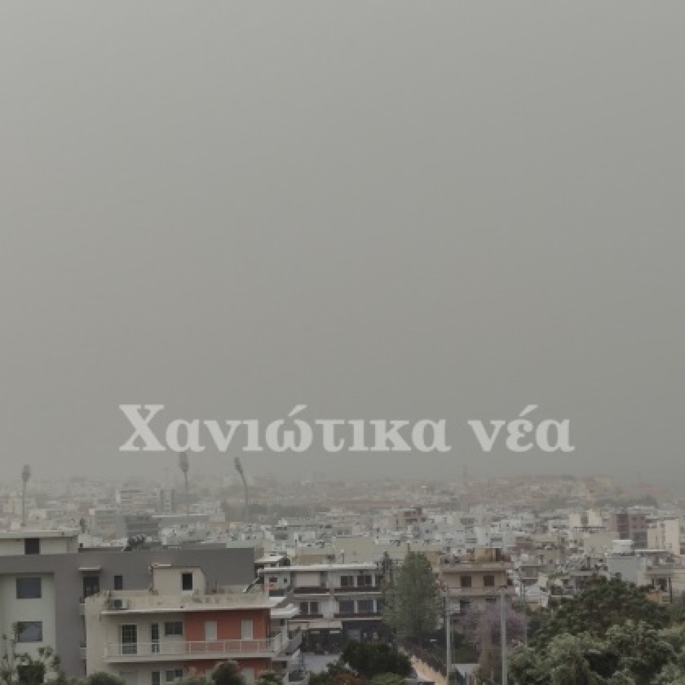 Τοπίο στην ομίχλη και στα Χανιά με την αφρικανική σκόνη να είναι έντονη και την ατμόσφαιρα αποπνικτική. Μάλιστα, σήμερα ο υδράργυρος στην πόλη ξεπέρασε τους 35 βαθμούς Κελσίου. xania1 xania2 xania3 Συγκεντρώσεις ρεκόρ στην Κρήτη Η Κρήτη και η Πελοπόννησος πλήττονται ιδιαίτερα από το κύμα μεταφοράς σκόνης από τη Σαχάρα, ενώ υψηλές είναι οι συγκεντρώσεις και στην Αττική, όπως είπε στο protothema.gr ο διευθυντής Ερευνών του Αστεροσκοπείου της Αθήνας, Κώστας Λαγουβάρδος. Είναι χαρακτηριστικό για την κατάστα