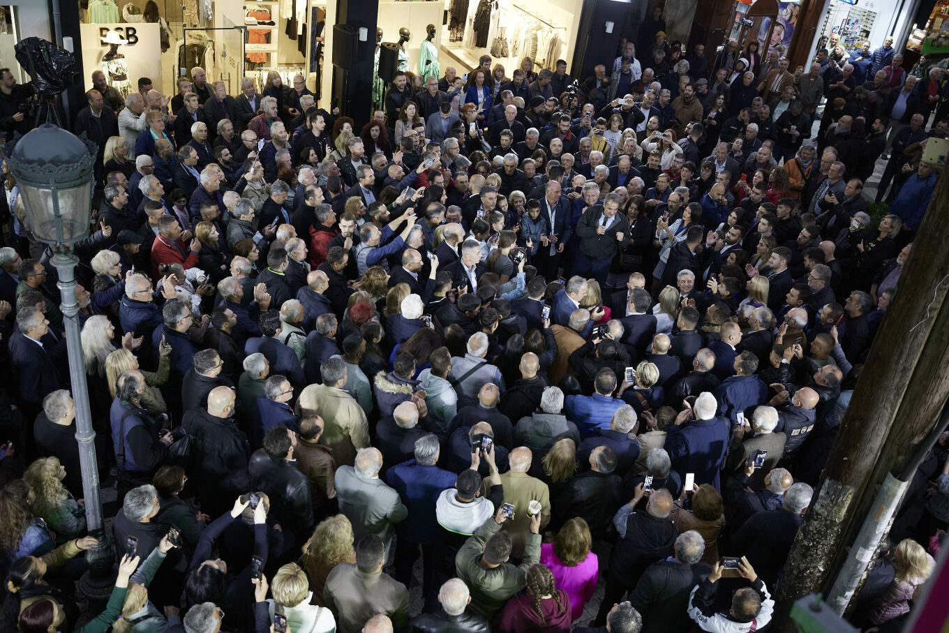 Ολόκληρη η ομιλία του πρωθυπουργού έχει ως εξής: "Κύριε Περιφερειάρχα, κύριε Δήμαρχε, αγαπητές και αγαπητοί συνάδελφοι στην κυβέρνηση και στη Βουλή, φίλες και φίλοι της Νέας Δημοκρατίας, σας ευχαριστώ. Σας ευχαριστώ γι΄ αυτή την τόσο θερμή υποδοχή. Σας ευχαριστώ για την προσέλευσή σας σήμερα εδώ, παρά τις δυσκολίες του καιρού. Η παρουσία σας, το χαμόγελό σας, το χειροκρότημά σας, ο ενθουσιασμός σας, μου δίνει ακόμα περισσότερη δύναμη να συνεχίσουμε τον αγώνα για να είμαστε οι μεγάλοι νικητές, για ακόμα μί