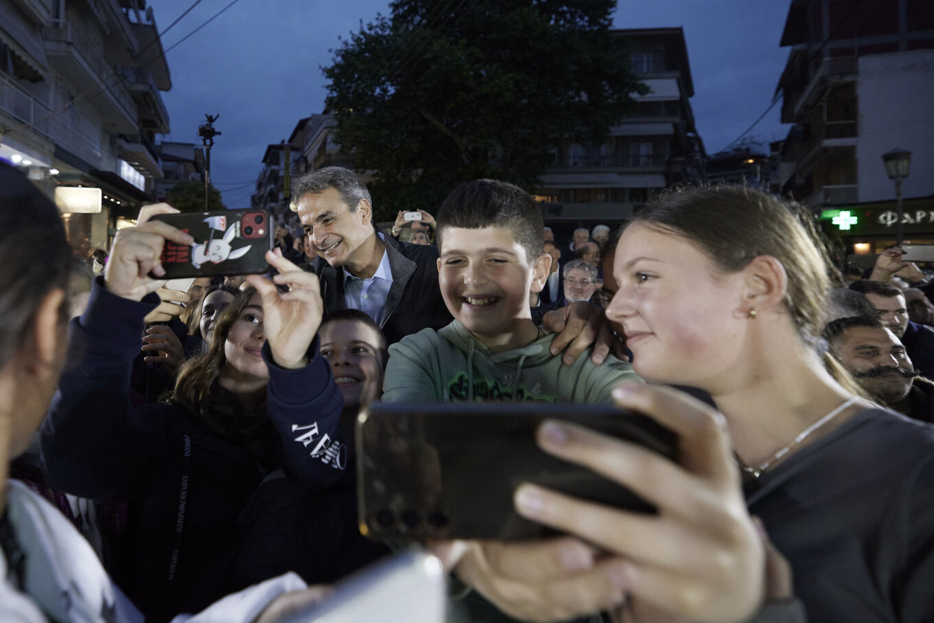 Ολόκληρη η ομιλία του πρωθυπουργού έχει ως εξής: "Κύριε Περιφερειάρχα, κύριε Δήμαρχε, αγαπητές και αγαπητοί συνάδελφοι στην κυβέρνηση και στη Βουλή, φίλες και φίλοι της Νέας Δημοκρατίας, σας ευχαριστώ. Σας ευχαριστώ γι΄ αυτή την τόσο θερμή υποδοχή. Σας ευχαριστώ για την προσέλευσή σας σήμερα εδώ, παρά τις δυσκολίες του καιρού. Η παρουσία σας, το χαμόγελό σας, το χειροκρότημά σας, ο ενθουσιασμός σας, μου δίνει ακόμα περισσότερη δύναμη να συνεχίσουμε τον αγώνα για να είμαστε οι μεγάλοι νικητές, για ακόμα μί