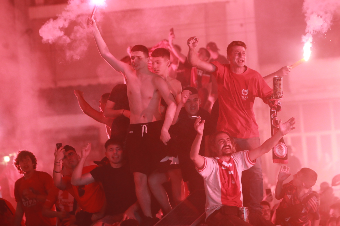 «Ξέφρενοι» πανηγυρισμοί από τους φιλάθλους