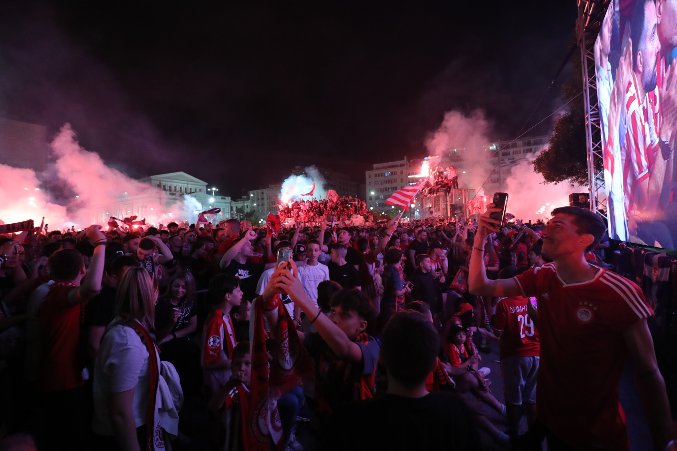 «Ξέφρενοι» πανηγυρισμοί από τους φιλάθλους