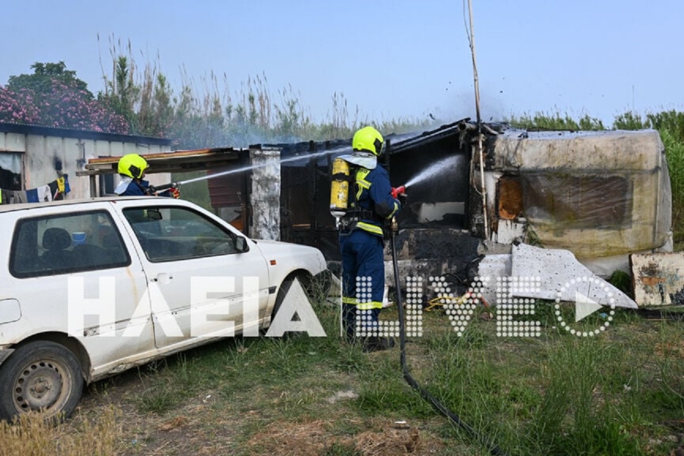 Η οργή άλλωστε από συγγενείς και φίλους της οικογένειας της 11χρονης ξεχειλίζει, όπως φάνηκε και χθες, όταν επιχείρησαν να λιντσάρουν τον 37χρονο δολοφόνο, την ώρα που έφτανε με περιπολικό στα δικαστήρια, προκειμένου να απολογηθεί. Για τον λόγο αυτό, μάλιστα, χρειάστηκε να μεταβεί ο εισαγγελέας στην Αστυνομική Διεύθυνση, προκειμένου να του απαγγείλει κατηγορίες. Στο σημείο μετέβησαν δυνάμεις της Πυροσβεστικής Υπηρεσίας Πύργου, που έθεσαν τη φωτιά υπό έλεγχο. Κανένα μέλος της οικογένειας του 37χρονου δεν