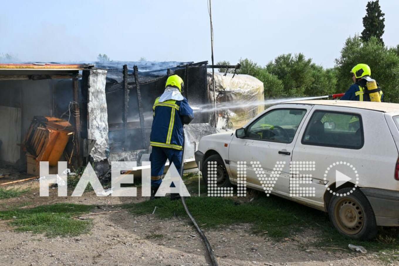 Η οργή άλλωστε από συγγενείς και φίλους της οικογένειας της 11χρονης ξεχειλίζει, όπως φάνηκε και χθες, όταν επιχείρησαν να λιντσάρουν τον 37χρονο δολοφόνο, την ώρα που έφτανε με περιπολικό στα δικαστήρια, προκειμένου να απολογηθεί. Για τον λόγο αυτό, μάλιστα, χρειάστηκε να μεταβεί ο εισαγγελέας στην Αστυνομική Διεύθυνση, προκειμένου να του απαγγείλει κατηγορίες. Στο σημείο μετέβησαν δυνάμεις της Πυροσβεστικής Υπηρεσίας Πύργου, που έθεσαν τη φωτιά υπό έλεγχο. Κανένα μέλος της οικογένειας του 37χρονου δεν