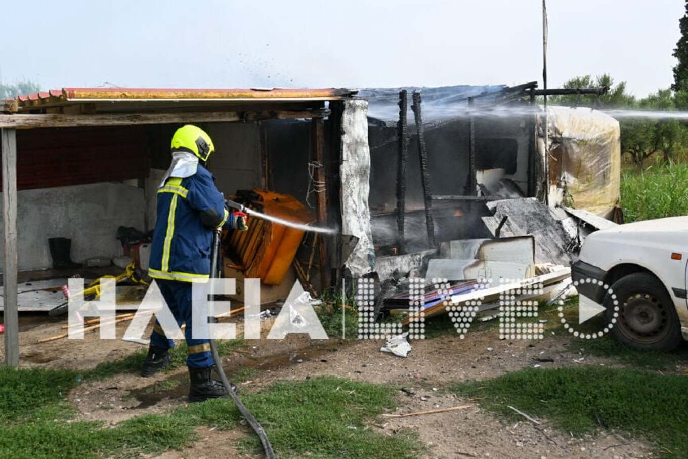 Η οργή άλλωστε από συγγενείς και φίλους της οικογένειας της 11χρονης ξεχειλίζει, όπως φάνηκε και χθες, όταν επιχείρησαν να λιντσάρουν τον 37χρονο δολοφόνο, την ώρα που έφτανε με περιπολικό στα δικαστήρια, προκειμένου να απολογηθεί. Για τον λόγο αυτό, μάλιστα, χρειάστηκε να μεταβεί ο εισαγγελέας στην Αστυνομική Διεύθυνση, προκειμένου να του απαγγείλει κατηγορίες. Στο σημείο μετέβησαν δυνάμεις της Πυροσβεστικής Υπηρεσίας Πύργου, που έθεσαν τη φωτιά υπό έλεγχο. Κανένα μέλος της οικογένειας του 37χρονου δεν