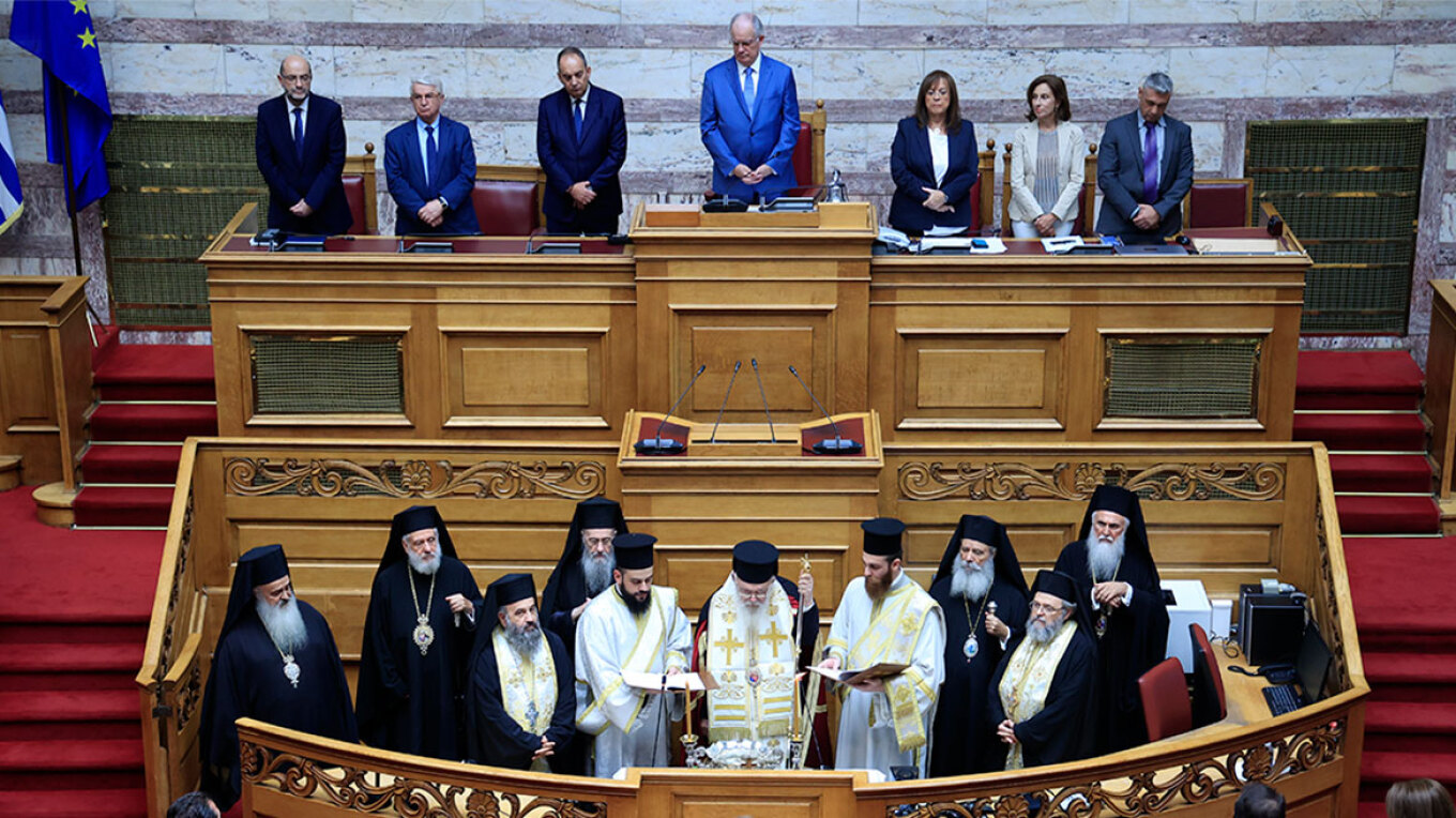 Πραγματοποιήθηκε στις 11 το πρωί στη Βουλή ο καθιερωμένος αγιασμός για την έναρξη της νέας κοινοβουλευτικής περιόδου. Τον Αγιασμό τέλεσε ο Αρχιεπίσκοπος Αθηνών και Πάσης Ελλάδος, Ιερώνυμος, ενώ το παρών έδωσε ο Πρωθυπουργός, Κυριάκος Μητσοτάκης. Πληροφορίες αναφέρουν ότι η βουλευτής της Νέας Δημοκρατίας Δόμνα Μιχαηλίδου ένιωσε ξαφνική αδιαθεσία κατά τη διάρκεια της τελετής. Ο βουλευτής Καρδίτσας της Νέας Δημοκρατίας και ιατρός Τέλης Σπάνιας της μέτρησε τον σφυγμό, ενώ οι υπάλληλοι Βουλής της έδωσαν νερό.