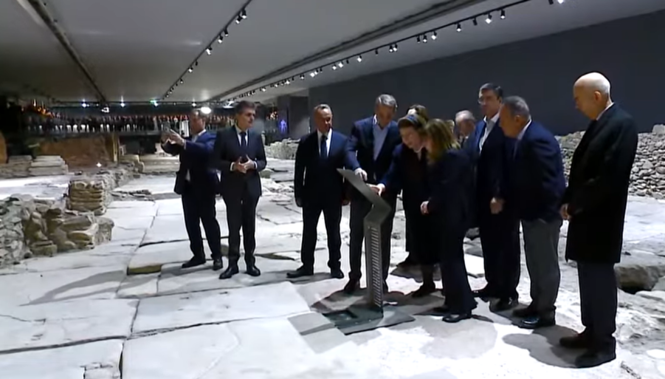 Λίγες ώρες απομένουν πλέον για τα εγκαίνια λειτουργίας του Μετρό Θεσσαλονίκης. Πριν από λίγη ώρα πραγματοποιήθηκαν τα αποκαλυπτήρια του εμβληματικού σταθμού «Βενιζέλου». Οι πρώτοι επισκέπτες ήταν η Πρόεδρος της Δημοκρατίας Κατερίνα Σακελλαροπούλου και ο πρωθυπουργός Κυριάκος Μητσοτάκης, τους οποίους η υπουργός Πολιτισμού Λίνα Μενδώνη ξενάγησε στον εντυπωσιακό αρχαιολογικό χώρο και στα ευρήματα των ανασκαφών τα οποία αποτέλεσαν για χρόνια «μήλον της έριδος» και αντικείμενο δικαστικών προσφυγών.. Στον σταθμ