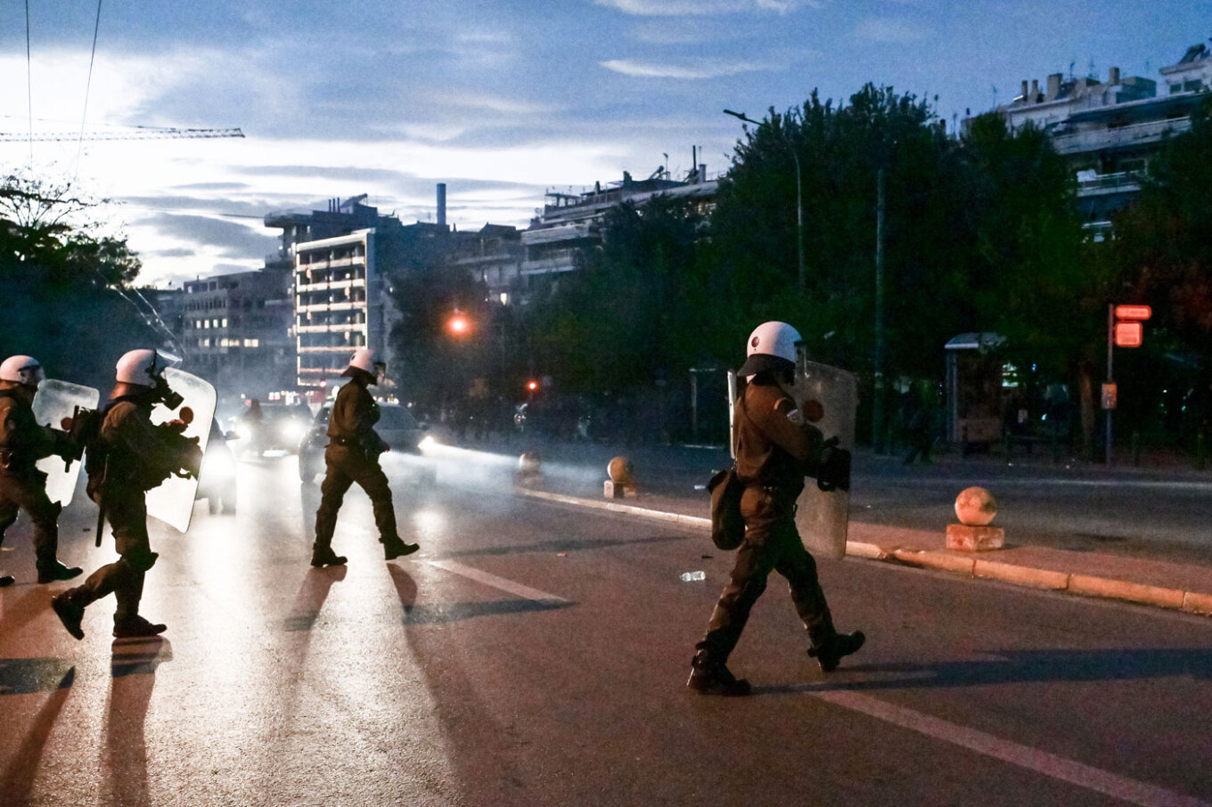 Επεισόδια ξέσπασαν έξω από τα δικαστήρια της οδού Ευελπίδων μετά την απόφαση για προφυλάκιση του Νίκου Ρωμανού. Στο προαύλιο των δικαστηρίων καθ’ όλη τη διάρκεια της απολογίας του 31χρονου βρίσκονταν συγκεντρωμένα πολλά άτομα φωνάζοντάς συνθήματα υποστήριξής του. Μετά την απόφαση ανακριτή και εισαγγελέα έγιναν επεισόδια. Λίγο μετά την απόφαση για την προφυλάκιση του επικράτησε ένταση και μικροεπεισόδια ενώ οι άνδρες των ΜΑΤ έκαναν χρήση χημικών και κρότου λάμψης. Ο Νίκος Ρωμανός κατά τις 18:00 αποχώρησε συ