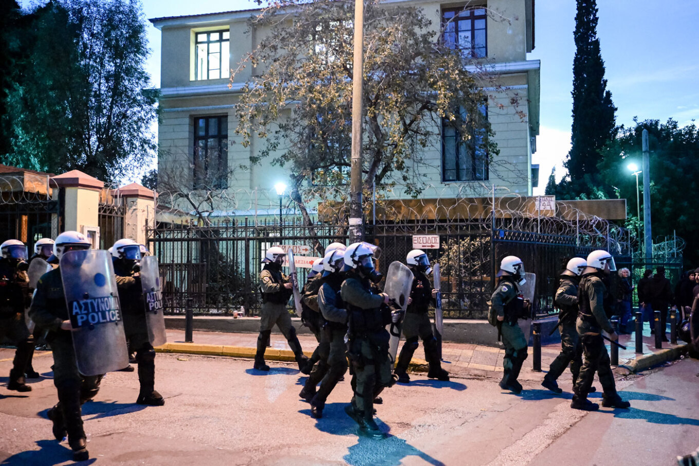 Επεισόδια ξέσπασαν έξω από τα δικαστήρια της οδού Ευελπίδων μετά την απόφαση για προφυλάκιση του Νίκου Ρωμανού. Στο προαύλιο των δικαστηρίων καθ’ όλη τη διάρκεια της απολογίας του 31χρονου βρίσκονταν συγκεντρωμένα πολλά άτομα φωνάζοντάς συνθήματα υποστήριξής του. Μετά την απόφαση ανακριτή και εισαγγελέα έγιναν επεισόδια. Λίγο μετά την απόφαση για την προφυλάκιση του επικράτησε ένταση και μικροεπεισόδια ενώ οι άνδρες των ΜΑΤ έκαναν χρήση χημικών και κρότου λάμψης. Ο Νίκος Ρωμανός κατά τις 18:00 αποχώρησε συ