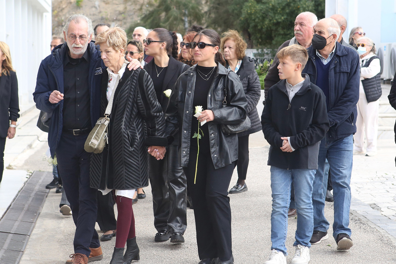 Θλίψη στο τελευταίο «αντίο» στον Μανούσο Μανουσάκη