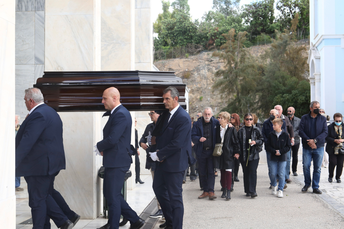 Θλίψη στο τελευταίο «αντίο» στον Μανούσο Μανουσάκη