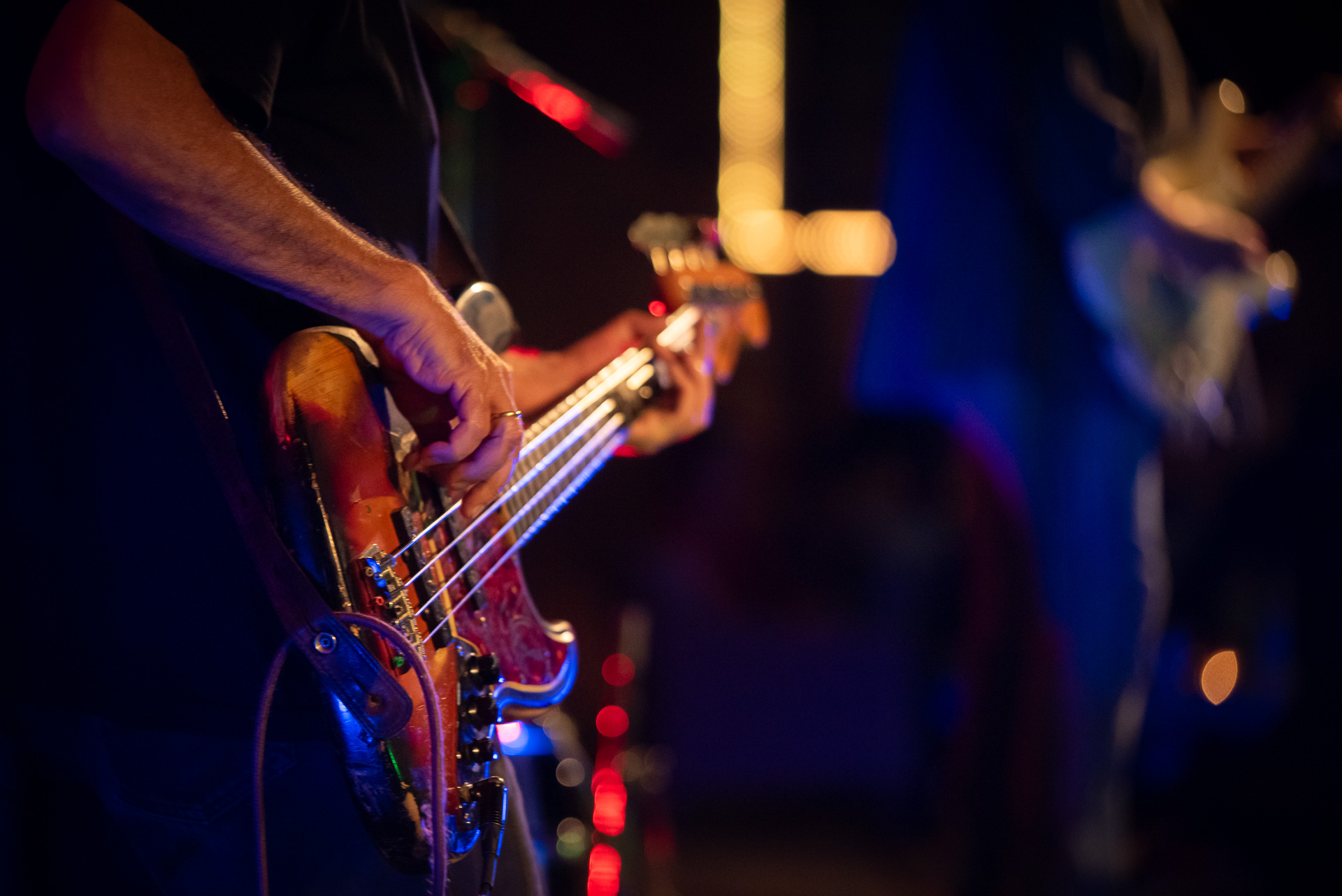 Το FOUGARO ARTCENTER στο Ναύπλιο υποδέχεται τους Blues Wire σε ένα μοναδικό ακουστικό LIVE, το Σάββατο 14 Δεκεμβρίου στις 10μμ. Οι πιο γνωστοί και ιστορικοί εκπρόσωποι της blues σκηνής στη χώρα, έπειτα από τη δυναμική τους εμφάνιση στο Fougaro Music Wine Festival τον Σεπτέμβριο, έρχονται ξανά από τη Θεσσαλονίκη στο Ναύπλιο, αυτή τη φορά με ακουστικό ήχο. Οι Blues Wire Acoustic, ο Ηλίας Ζάικος (κιθάρα, φωνή) και ο Σωτήρης Ζήσης (μπάσο), είναι οι δύο μουσικοί που ξεκίνησαν πριν 40 χρόνια τους Blues Wire. Το