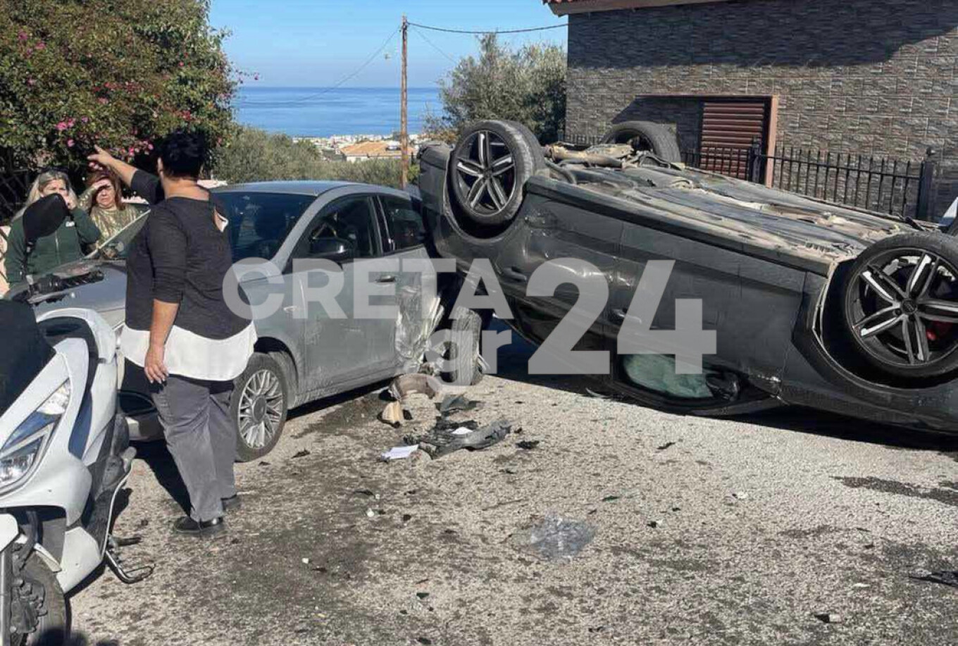 Ηράκλειο: Με ψυχιατρικά προβλήματα ο δράστης, δεν γνώριζε την γυναίκα που σκότωσε με το αυτοκίνητό του 16:18, Τετάρτη 18 Δεκεμβρίου 2024 κοινωνία Παράσυρση Ηράκλειο Ψυχιατρικά προβλήματα φαίνεται πως αντιμετωπίζει ο άνδρας με καταγωγή από τη Γαλλία, που νωρίς το μεσημέρι της Τετάρτης (18/12), στην Ανώπολη, στο Ηράκλειο Κρήτης, γκάζωσε, παρέσυρε και σκότωσε μια γυναίκα. Μάλιστα, σύμφωνα με την ΕΡΤ, ο δράστης δεν γνώριζε την γυναίκα, ενώ ο ίδιος ομολόγησε στους αστυνομικούς ότι γκάζωσε και την πάτησε. Σημε