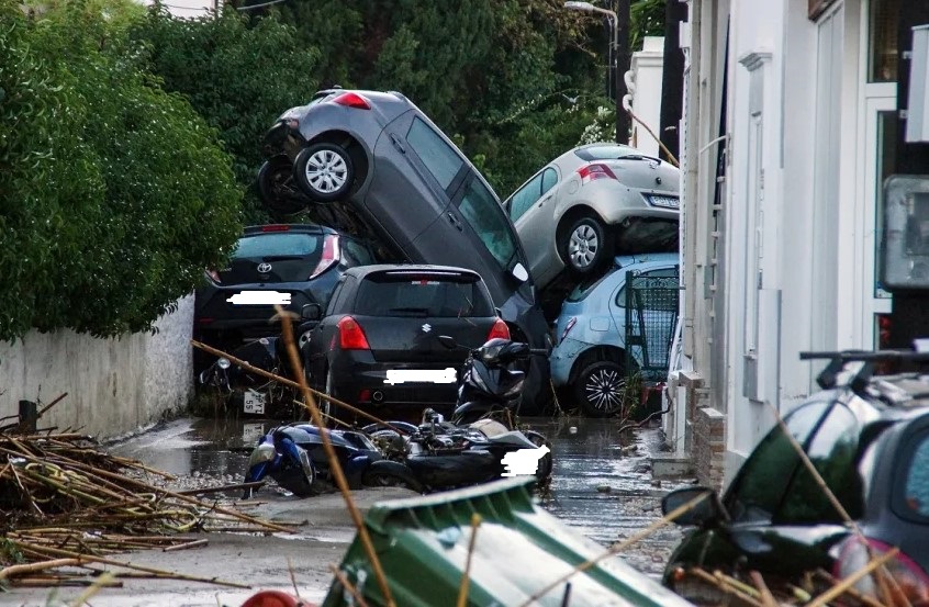 Δεκτό έγινε το αίτημα του Δημάρχου Ρόδου, Αλέξανδρου Κολιάδη, και η Ρόδος κηρύχθηκε σήμερα σε κατάσταση έκτακτης ανάγκης. Αυτό έγινε προκειμένου να προχωρήσουν άμεσα οι διαδικασίες αποζημιώσεων και εκτέλεσης των αναγκαίων έργων, έπειτα από τις μεγάλες καταστροφές που προκάλεσε στο νησί η κακοκαιρία Bora. Η κακοκαιρία άφησε πίσω της μεγάλες καταστροφές, ενώ οι περιοχές που επλήγησαν περισσότερο ήταν το Φαληράκι και η Ιαλυσός. Δρόμοι, σπίτια και καταστήματα πλημμύρισαν, φερτά υλικά και κορμοί δένδρων έχουν φ