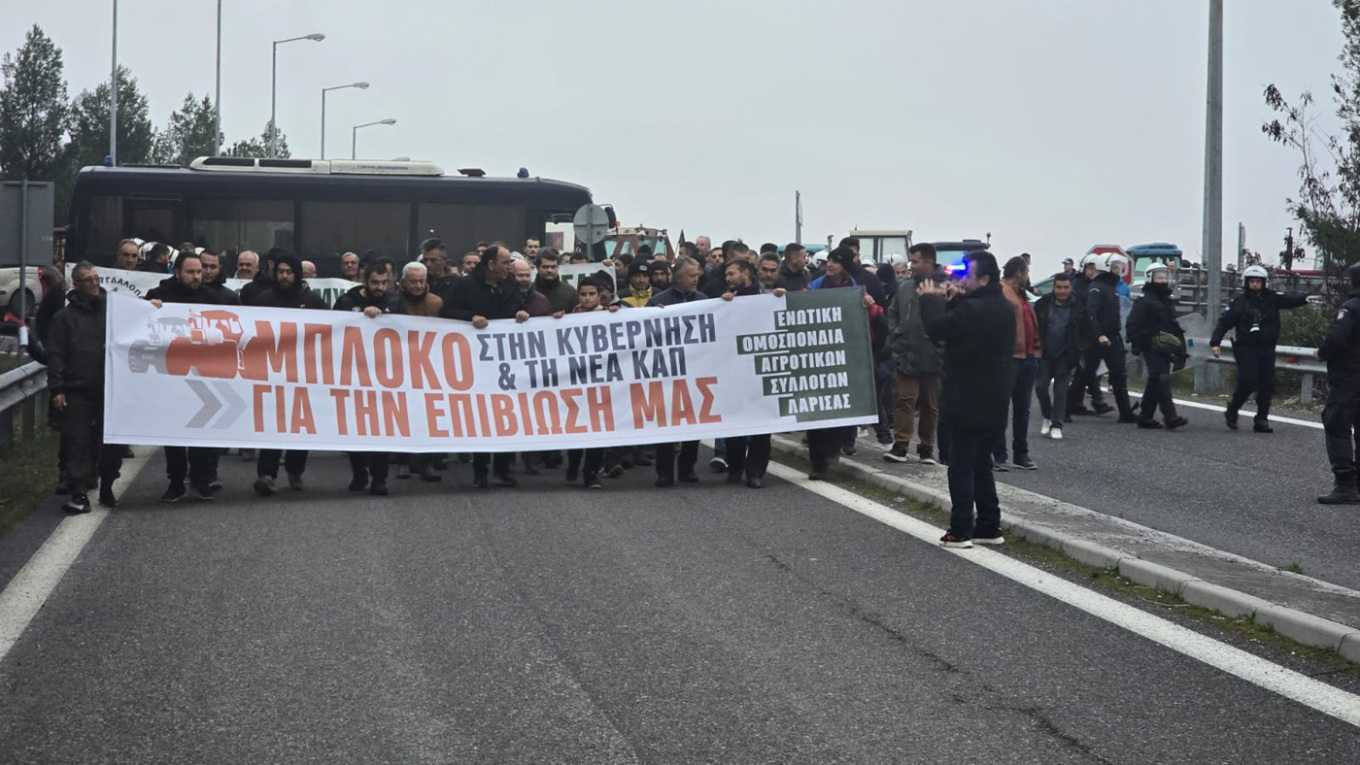 Εντείνουν τις κινητοποιήσεις τους οι αγρότες. Συγκεκριμένα, προχωρούν σε ωριαίους αποκλεισμούς των δρόμων όπου έχουν στηθεί μπλόκα στη Θεσσαλία. Οι αποκλεισμοί θα πραγματοποιούνται σύμφωνα με τον σχεδιασμό τις απογευματινές ώρες.  Ακόμα, για την τρέχουσα εβδομάδα έχουν προγραμματιστεί δύο συλλαλητήρια, το πρώτο στην Καρδίτσα, το απόγευμα της Τετάρτης και το δεύτερο στο κέντρο της Λάρισας, την Παρασκευή. Λίγο πριν τις 18.00 της Τρίτης οι αγρότες έκλεισαν τον κόμβο Ε65 και την ΠΑΘΕ στην Γυρτώνη ως ένδειξη δια