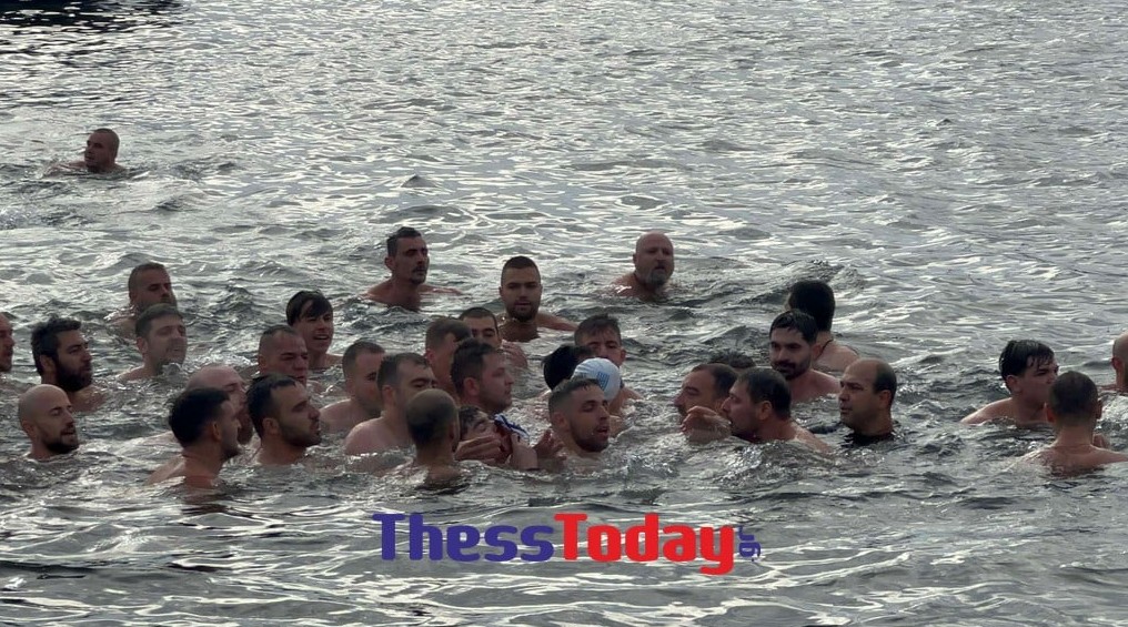 Θεσσαλονίκη: Δεκάδες άτομα βούτηξαν στα παγωμένα νερά του Θερμαϊκού για τον Σταυρό