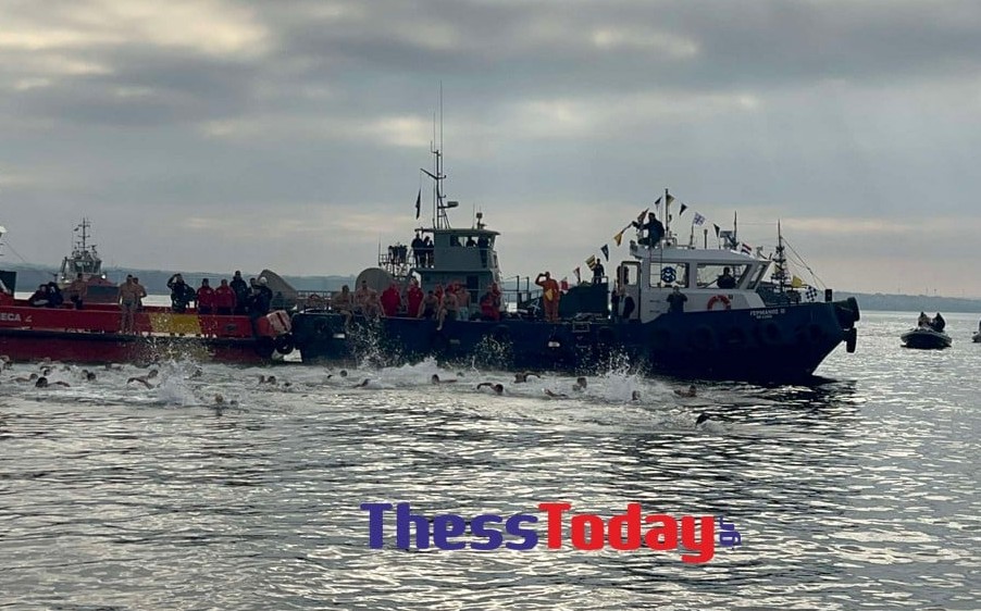 Θεσσαλονίκη: Δεκάδες άτομα βούτηξαν στα παγωμένα νερά του Θερμαϊκού για τον Σταυρό