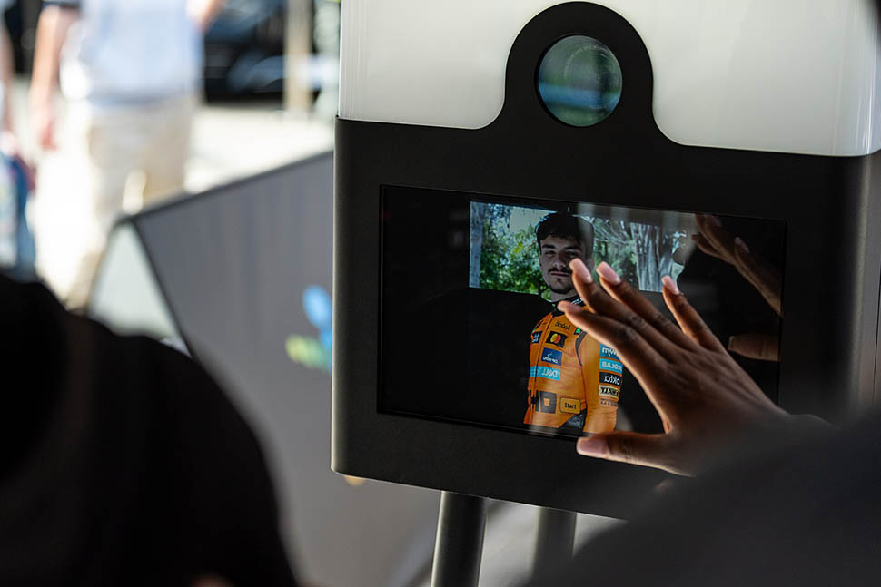 Αναμνηστικές φωτογραφίες στο AI Photo Booth