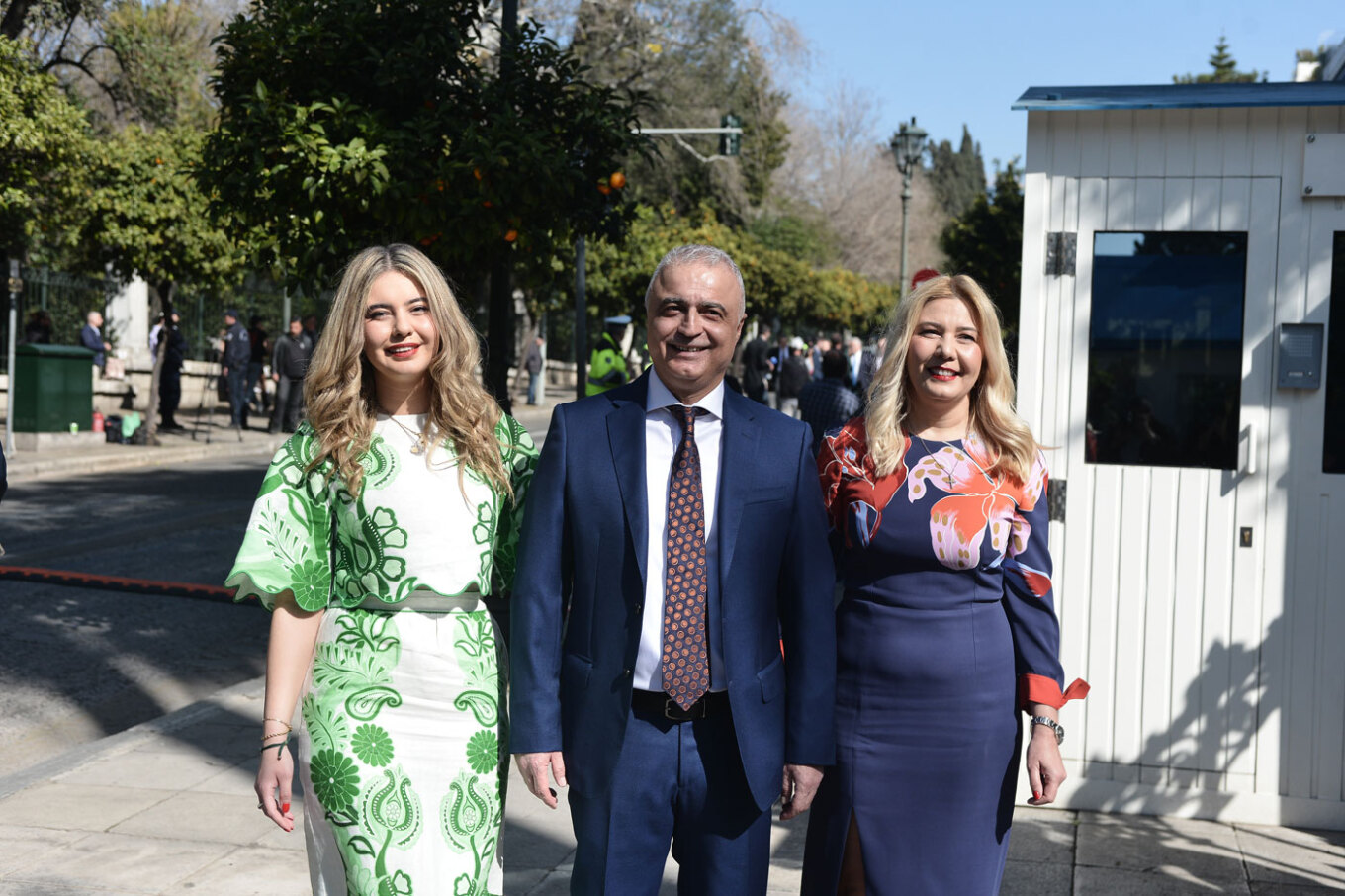 Ο νέος υφυπουργός Ανάπτυξης Λάζαρος Τσαβδαρίδης συνοδευόμενος από τη σύζυγο και την κόρη του