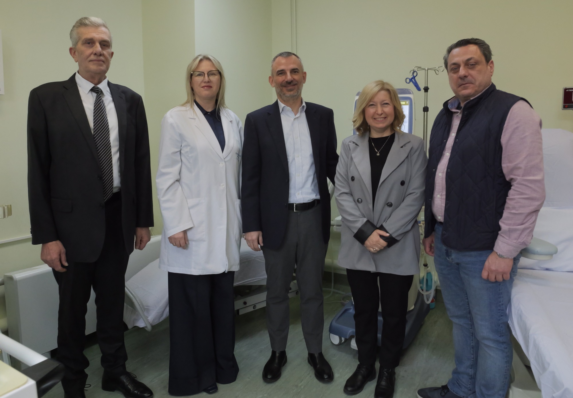 Οι εκπρόσωποι του ΟΠΑΠ μαζί με το διοικητικό προσωπικό του Γενικού Νοσοκομείου Φλώρινας