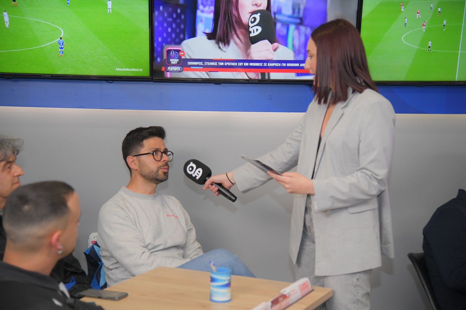 Το κοινό συμμετέχει στο pre-game show απαντώντας στις ερωτήσεις της Μάρθας Χωριανοπούλου