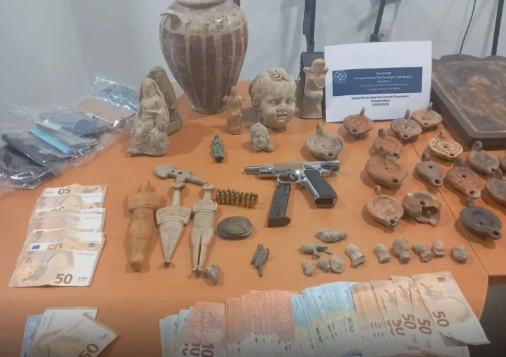 Στα δικαστήρια Ηρακλείου οδηγήθηκαν το μεσημέρι της Πέμπτης, οι έξι συλληφθέντες για την υπόθεση αρχαιοκαπηλίας, στην ενδοχώρα του Ηρακλείου στην Κρήτη.  Τα έξι άτομα, ζήτησαν και έλαβαν προθεσμία προκειμένου να απολογηθούν τη Δευτέρα 28 Απριλίου. Σε βάρος τους έχει σχηματιστεί δικογραφία για -κατά περίπτωση- εγκληματική οργάνωση και παραβάσεις των νομοθεσιών για την προστασία των αρχαιοτήτων και εν γένει της πολιτιστικής κληρονομιάς, την υποχρέωση δήλωσης των ανιχνευτών μετάλλων ή άλλων οργάνων διασκόπησης