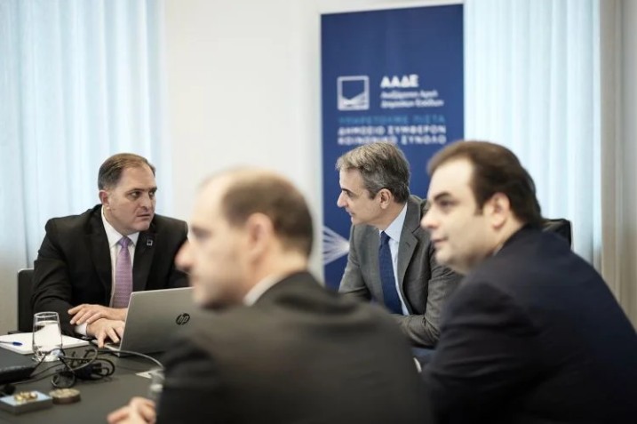 Στην ΑΑΔΕ ο Μητσοτάκης