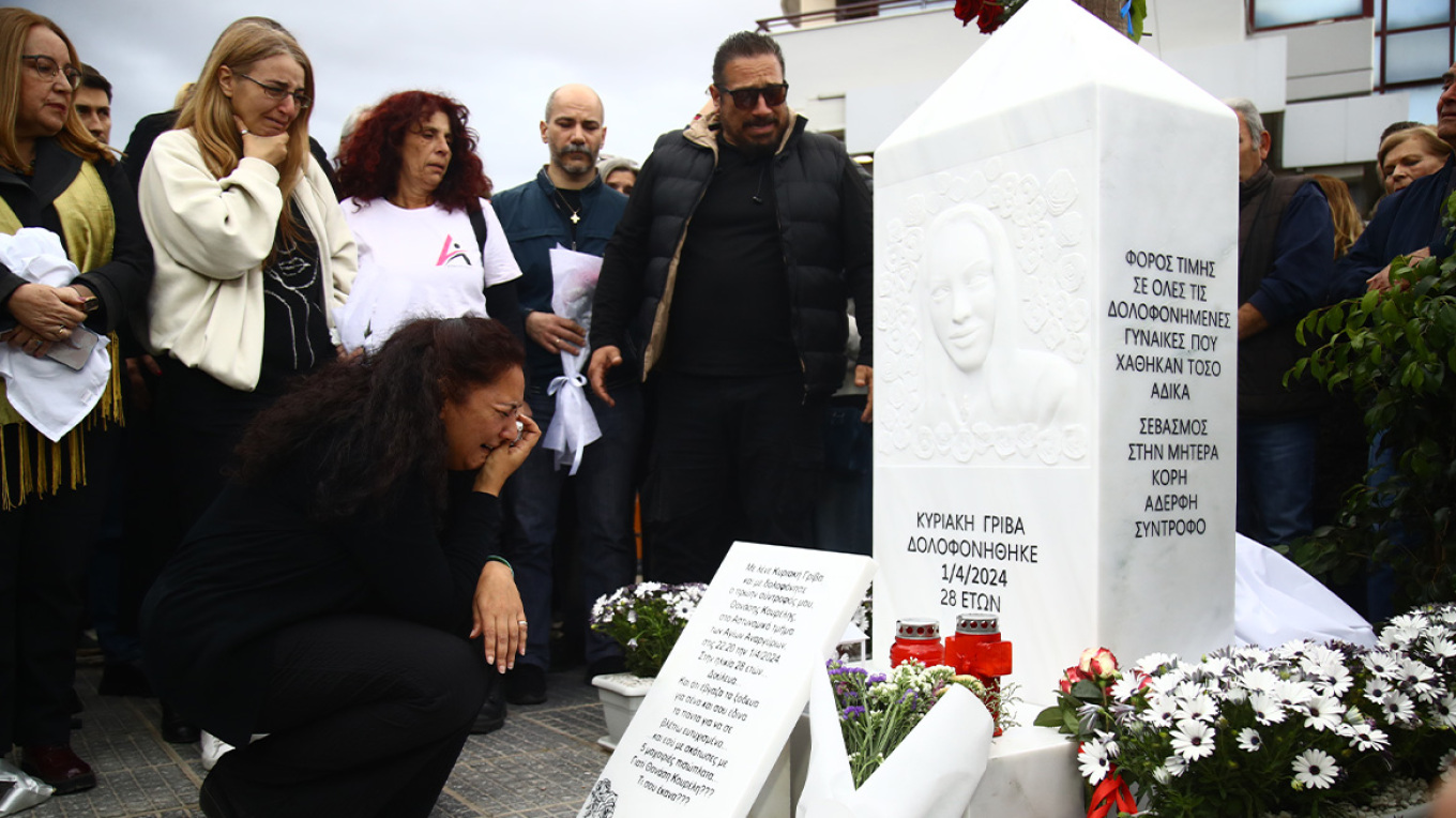 Κυριακή Γρίβα: Συγκίνηση στα αποκαλυπτήρια του μνημείου της