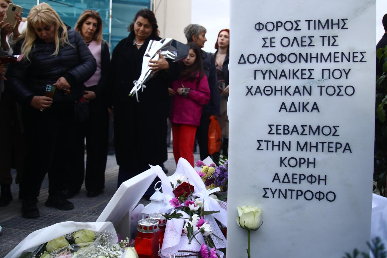 Κυριακή Γρίβα: Συγκίνηση στα αποκαλυπτήρια του μνημείου της