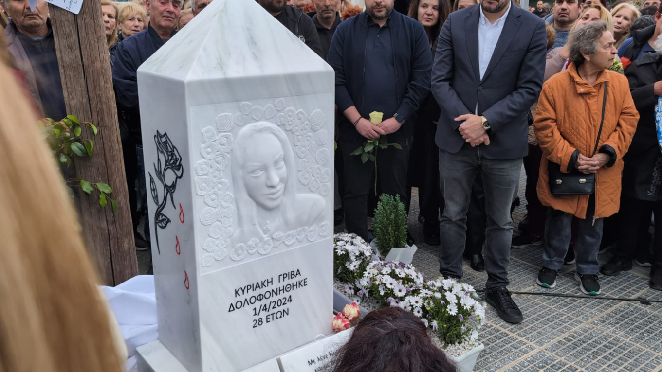 Κυριακή Γρίβα: Συγκίνηση στα αποκαλυπτήρια του μνημείου της