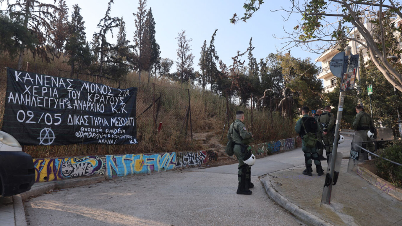 Εξάρχεια: Αστυνομική επιχείρηση στον λόφο του Στρέφη