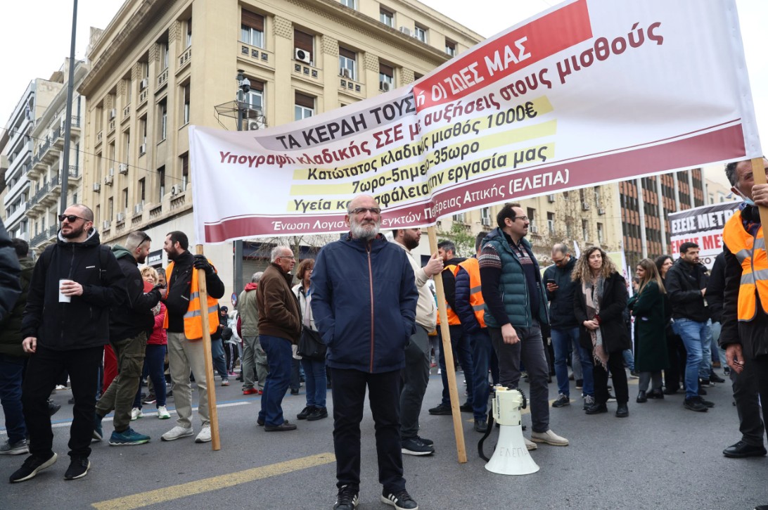 Σε εξέλιξη η απεργιακή συγκέντρωση στο κέντρο της Αθήνας