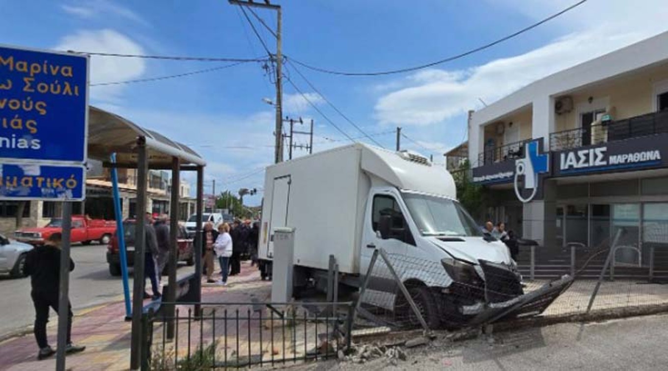 Μαραθώνας: Φορτηγό εξετράπη της πορείας του και τραυμάτισε 16χρονο