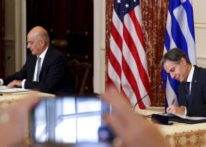 Συνεχίζει… ακάθεκτος ο Δένδιας