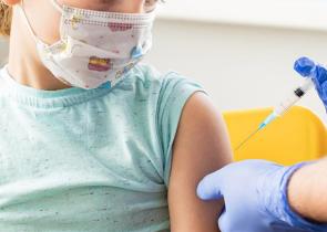 CDC για εμβόλιο Pfizer: Προσφέρει υψηλή προστασία στις ηλικίες 12-18 ετών