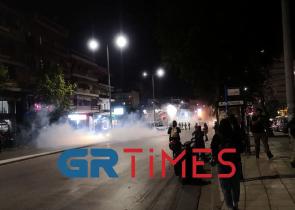 Θεσσαλονίκη: Στο νοσοκομείο αστυνομικός που του επιτέθηκαν με πυρσούς και πέτρες