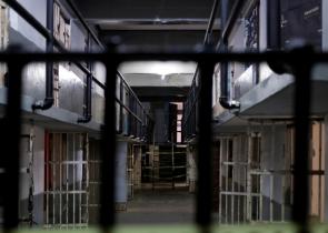 Κρατούμενος σε κατ’ οίκον περιορισμό ζήτησε να επιστρέψει στη φυλακή γιατί δεν άντεχε τη… σύζυγό του