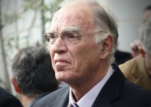 Παραμένει διασωληνωμένος ο Βασίλης Λεβέντης