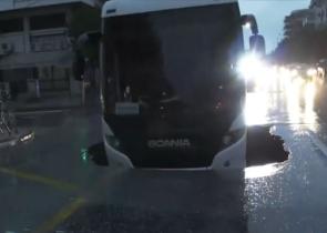 Κακοκαιρία «Μπάλλος»- Θεσσαλονίκη: Υποχώρησε οδόστρωμα και «κατάπιε»... λεωφορείο (Photos)