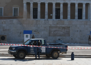 Βουλή: Άνδρας έφτασε με αγροτικό στο μνημείο του Αγνώστου Στρατιώτη και απειλούσε να ανατιναχθεί (Photos)