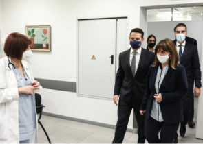 Η Κατερίνα Σακελλαροπούλου έκανε την τρίτη δόση του εμβολίου κατά του κορωνοϊού (Photos)