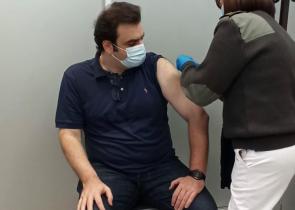 Ο 38χρονος υπουργός Κυριάκος Πιερρακάκης έκανε την τρίτη δόση του εμβολίου και δείχνει το δρόμο