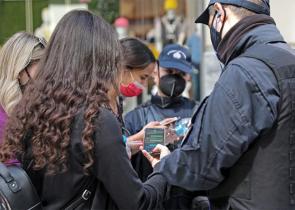 Νέα μέτρα για ανεμβολίαστους: Στη δημοσιότητα το ΦΕΚ