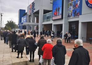 Κορωνοϊός: Ουρές στο mega εμβολιαστικό κέντρο «Προμηθέας» στο Μαρούσι (Photos)