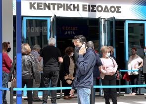 Μέτρα και κρούσματα εκτόξευσαν τα ραντεβού για εμβολιασμούς